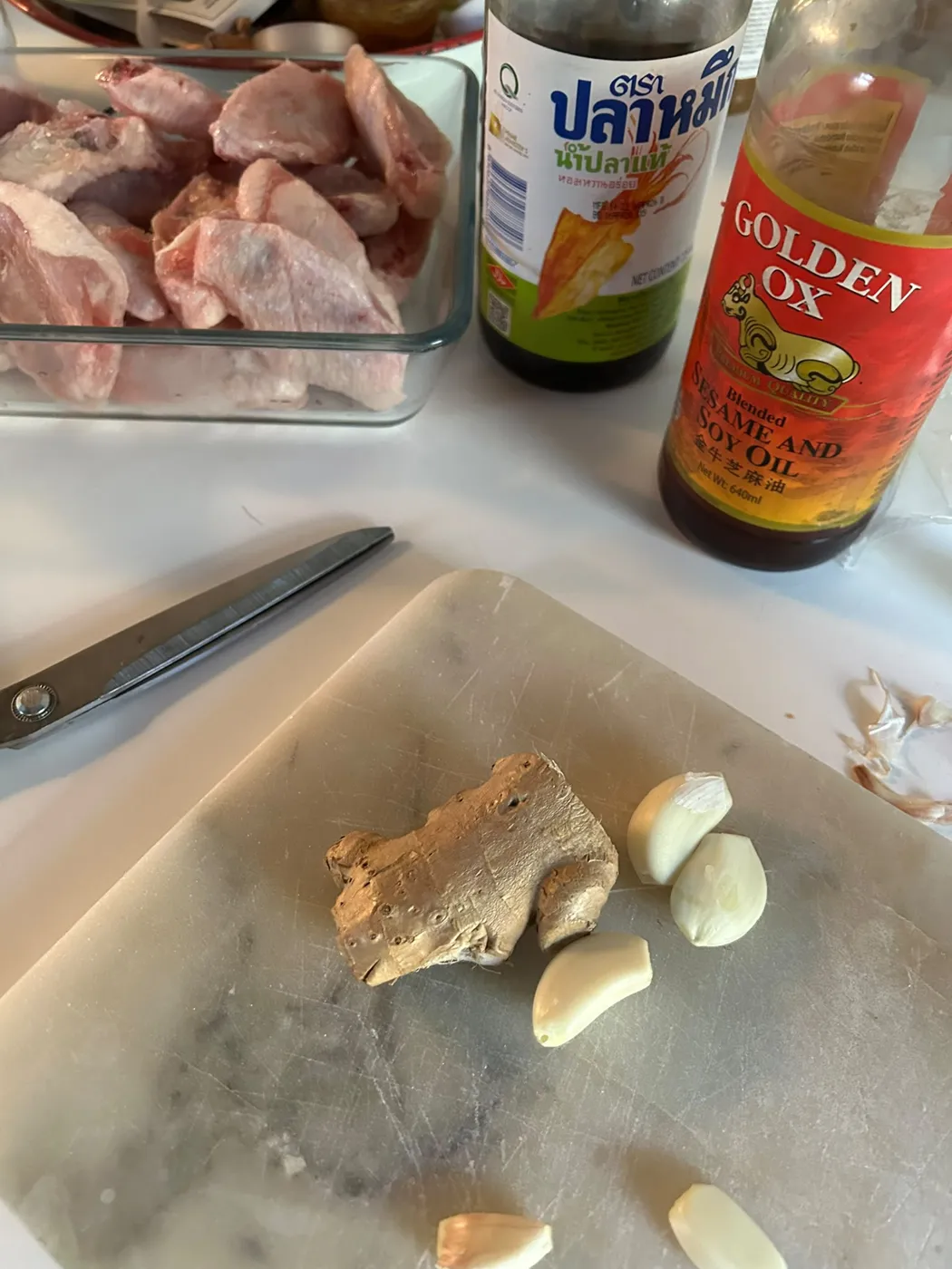 Gember, knoflook en kippenvleugels: de basis voor bottenbouillon van kip