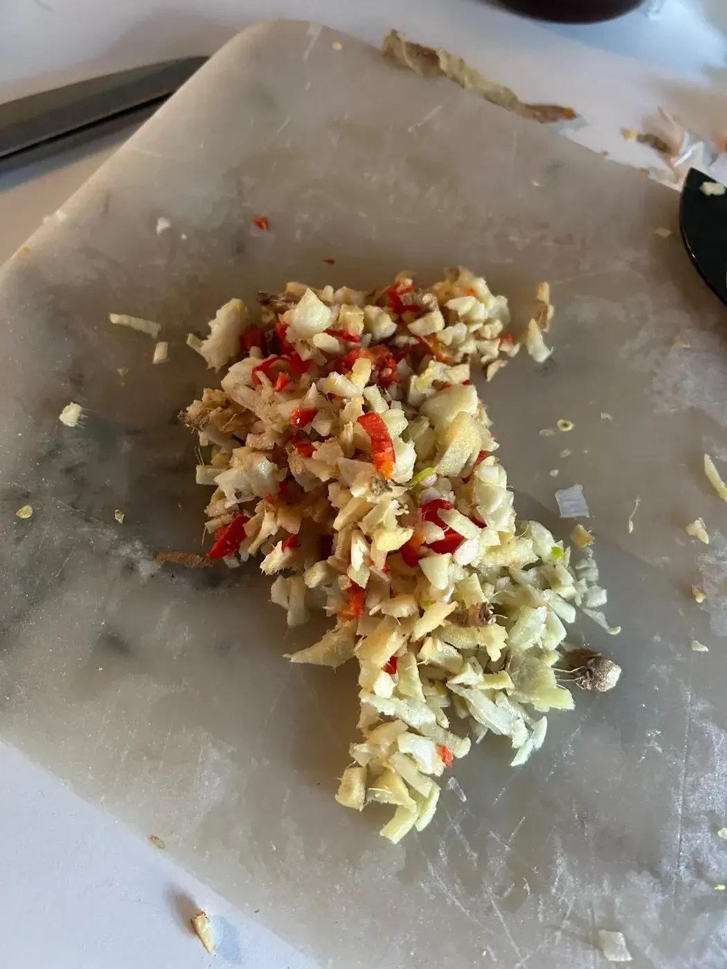 Fijngesneden gember, knoflook en rode peper voor de marinade
